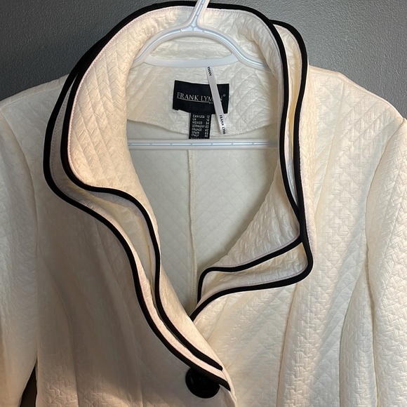 Gorgeous Frank Lyman white jacket with large black buttons size 12 - Picture 3 of 7